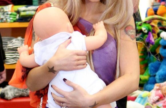 T.Tequila apsipirkinėjo žaislų parduotuvėje