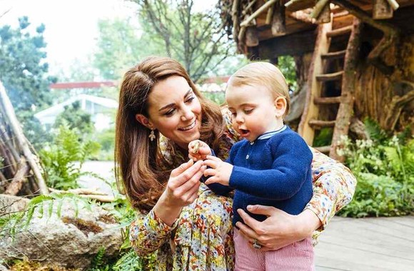 Kate Middleton su princu Williamu ir trimis vaikais dūko sode / Socialinių tinklų nuotr.