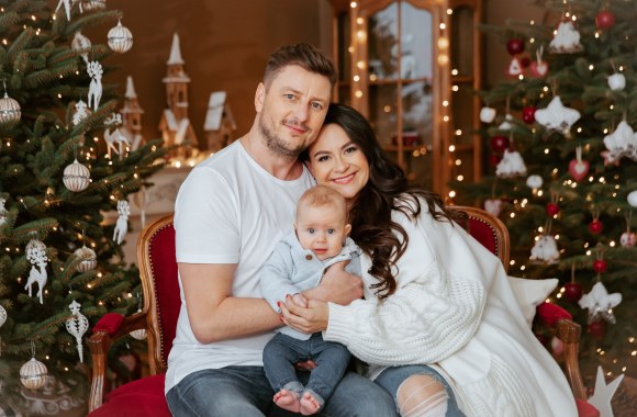 Evelina Sašenko ir Giedrius Statulevičius su sūnumi Teodoru / „Monika Žilinska Photography“ nuotrauka