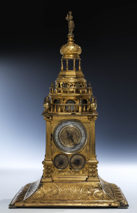 Į Valdovų rūmų muziejų atkeliavo unikalus XVI a. stalinis bokšto formos laikrodis