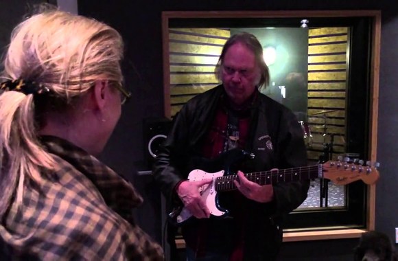 meryl-streep-gets-guitar-lesson-from-neil-young-at-the-jbfc