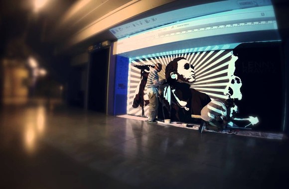 VIDEO kadras: Lenny Kravitz ir Vyrai Plačiais Drabužiais