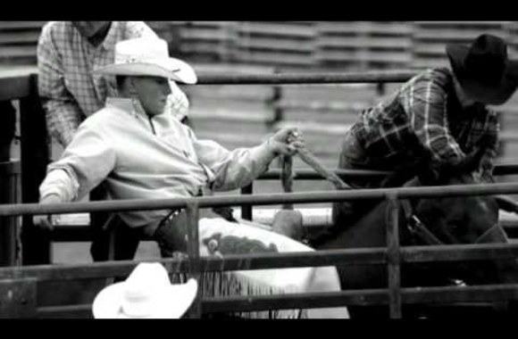 VIDEO kadras: Robbie Williams - Feel