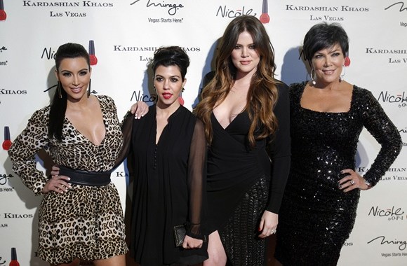 (Iš kairės) Kim Kardashian, Kourtney Kardashian, Khloe Kardashian ir Kris Jenner