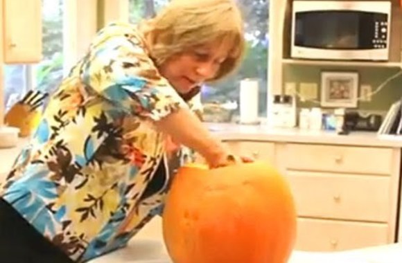 VIDEO kadras: Kaip išskaptuoti moliūgą