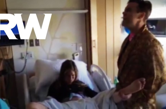VIDEO kadras: Robbie Williamsas dainuoja gimdančiai žmonai