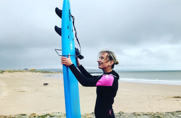 „Jei jūsų kasdienybėje trūksta aistros, siūlau išbandyti banglentes ar kokį kitą pomėgį, kurį vis atidėliojate“, – ragina Anželika Liauškaitė. Romaną „Mano širdis plaka tarp žemės ir dangaus“ ir įkvėpė banglentės.