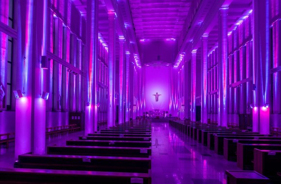 Minint pasaulinę uždegiminių žarnų ligų dieną – violetine spalva nusidažė Kauno objektai / Projekto partnerio nuotr.