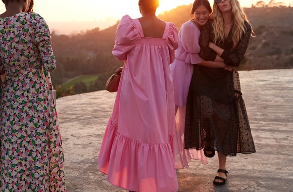 Nauja „H&M“ suknelių kolekcija iš perdirbtų medžiagų