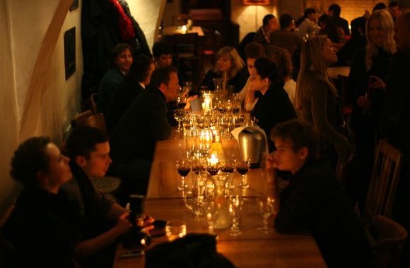  Į prancūzišku stiliumi dvelkiantį restoraną po spektaklio susirinko beveik visi bohemiečiai.