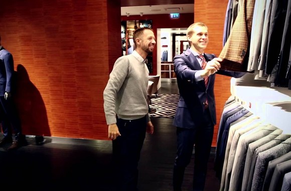 VIDEO kadras: Linas Adomaitis kartu su Žmonės.lt renkasi sceninį kostiumą