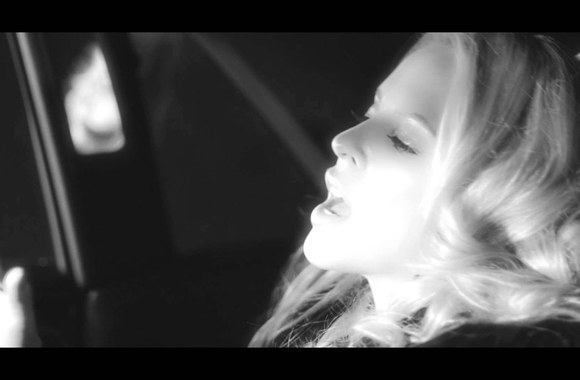 VIDEO kadras: Seksualios vaizdo projekcijos, rodomas Kylie koncertų metu