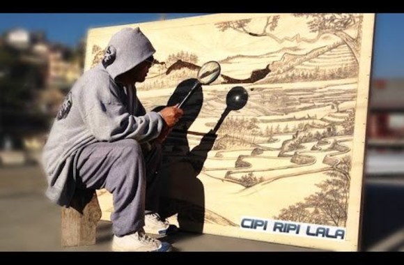 VIDEO kadras: Saulės spindulius naudojantis menininkas kuria fantastiškus paveikslus