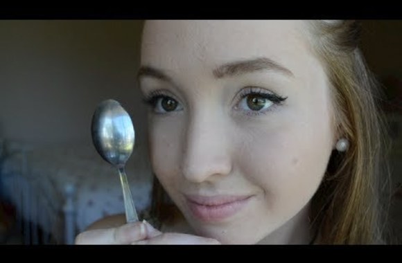 VIDEO kadras: Katės akių makiažas naudojant šaukštą