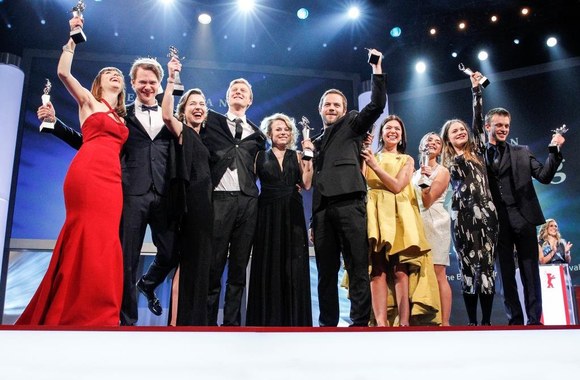 Aistė Diržiūtė (trečia iš kairės)