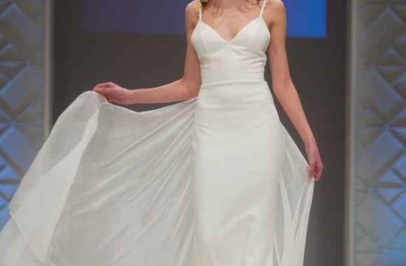 Kūrėja Agnė Deveikytė pristatė vestuvinių apdarų kolekciją