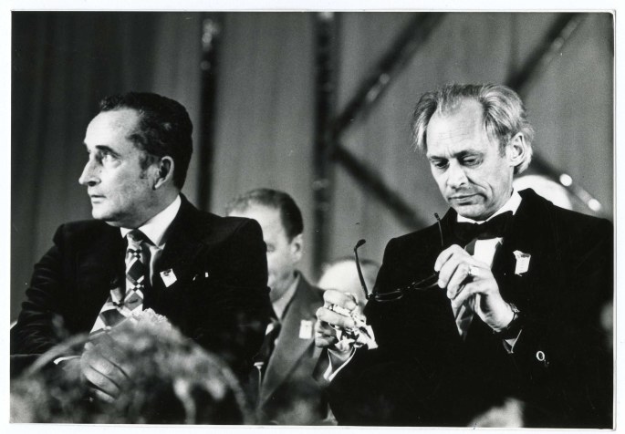 Nedažnai sėdėdavę drauge Vytautas Žalakevičius ir Jonas Gricius, 1965–1968 m. / Lietuvos teatro, muzikos ir kino muziejaus nuotr.