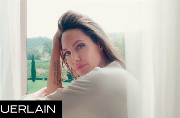 angelina-jolie-mon-guerlain-kvepalu-reklamoje