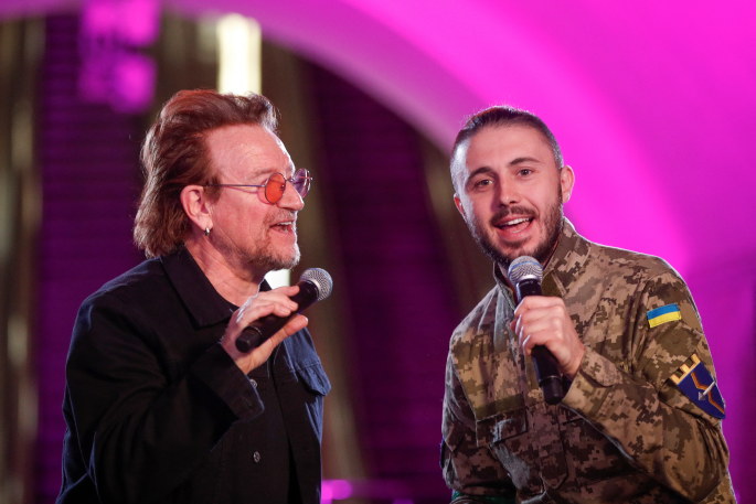 Bono ir grupės „Antytila“ lyderis Tarasas Topolya Kyjivo metropolitene / Scanpix nuotr. / „Scanpix“ nuotr.