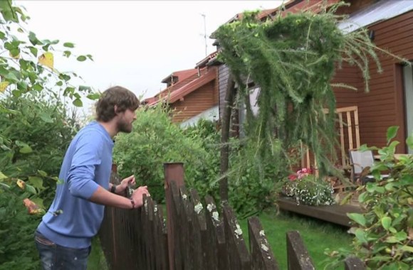 VIDEO kadras: Trokštančio padėti vaikams S. Jasaičio nesulaikė net užsiundytas šuo