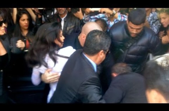 VIDEO kadras: MUST SEE - CRAZY- Kim Kardashian screaming as she gets crushed by Vitalii Sediuk in Paris