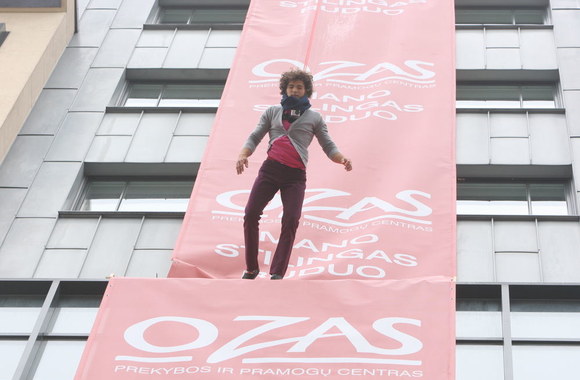 Vertikaliu podiumu žygiavę modeliai