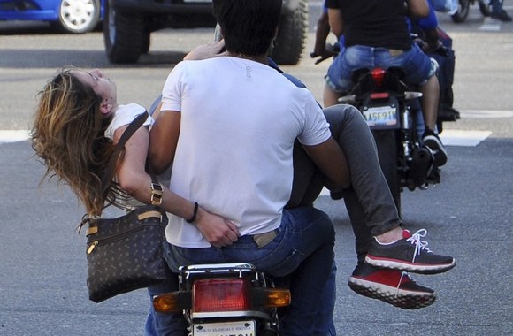 Genesis Carmona po šūvio išvežama iš protesto vietos