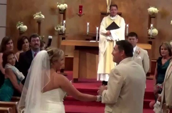 VIDEO kadras: Tėvas veda prie altoriaus dukrą ir dainuoja