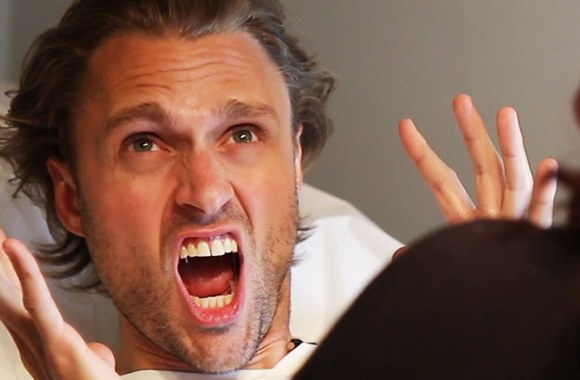 VIDEO kadras: Men Get Bikini Waxes For The First Time