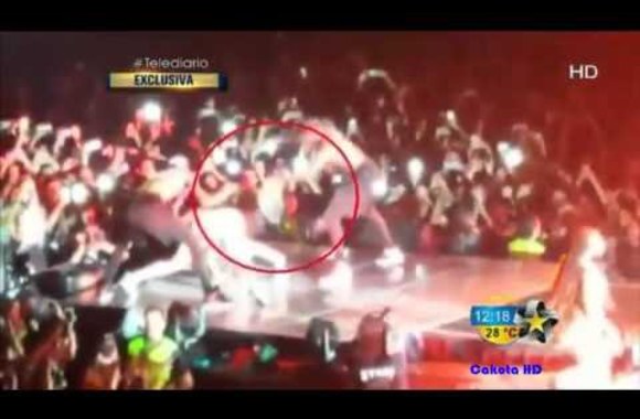VIDEO kadras: Miley Cyrus Whips Fake Butt With Mexican Flag | Spits At Crowd | Mexico Concert 2014 | Ass bum Spank