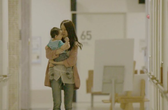 VIDEO kadras: MOM\'S 1ST BIRTHDAY ママも１歳、おめでとう。 ｜ パンパース公式