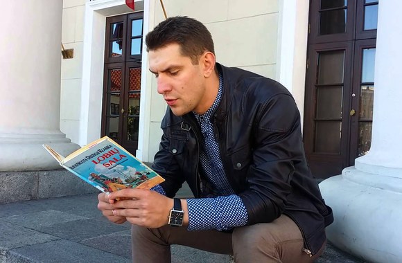 VIDEO kadras: Mantas Stonkus skaito Lobiu sala