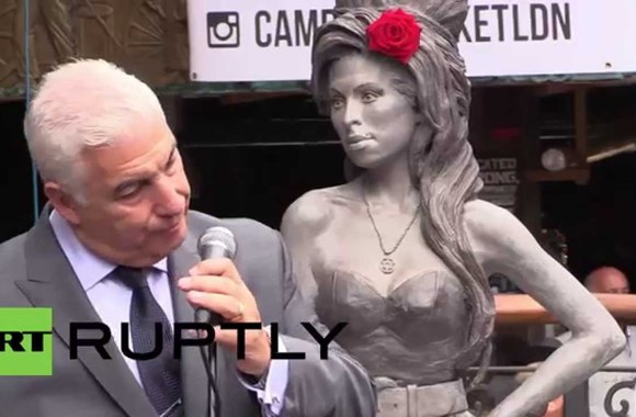 VIDEO kadras: UK: Statue to ‘superb bird’ Amy Winehouse unveiled in London