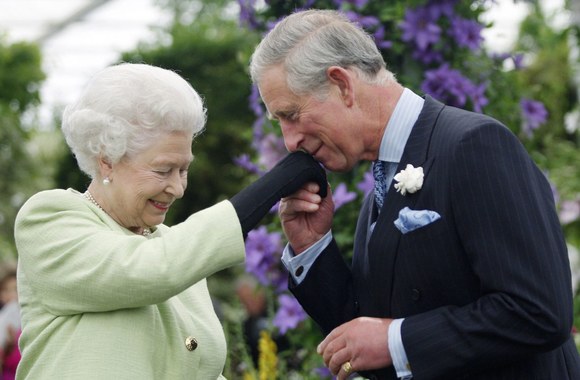 Princas Charlesas su mama karaliene Elizabeth II