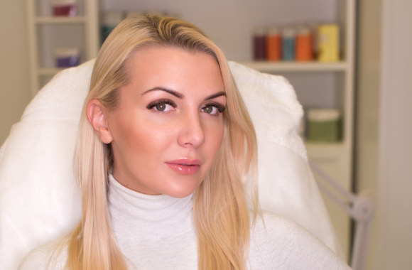 Monika Šedžiuvienė blakstienas priauginti patikėjo meistrei Joanai Lukoševičiūtei