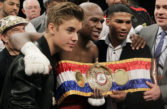 Dainininkas Justinas Bieberis (kairėje) su bokso čempionu Floydu Mayweatheru jaunesniuoju (centre)