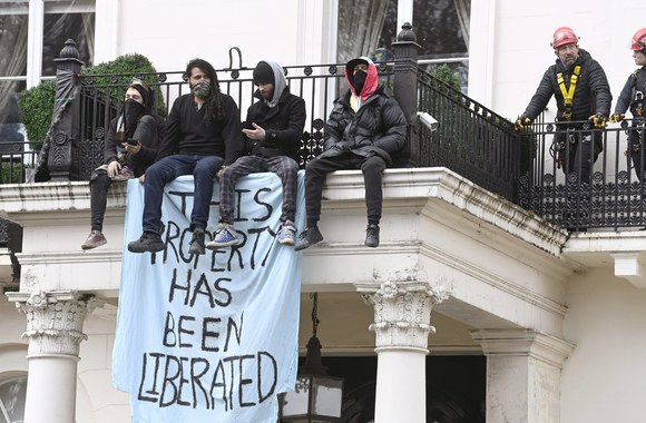 Londone protestuotojai užėmė su Olegu Deripaska susijusį namą / Scanpix nuotr.