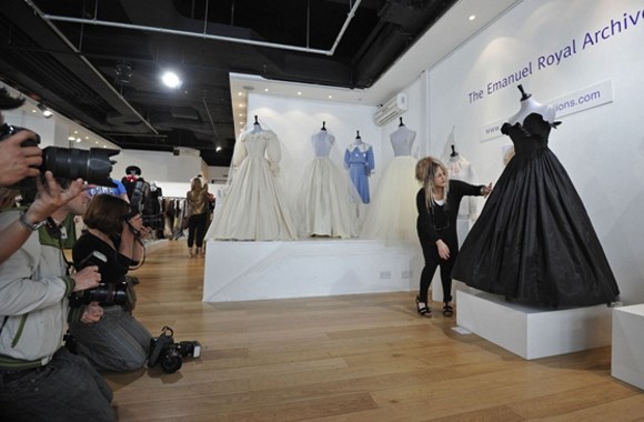 Dizainerė Elizabeth Emanuel pozuoja fotografams šalia princesės Dianos suknelės, kurią ji vilkėjo 1981 metais.