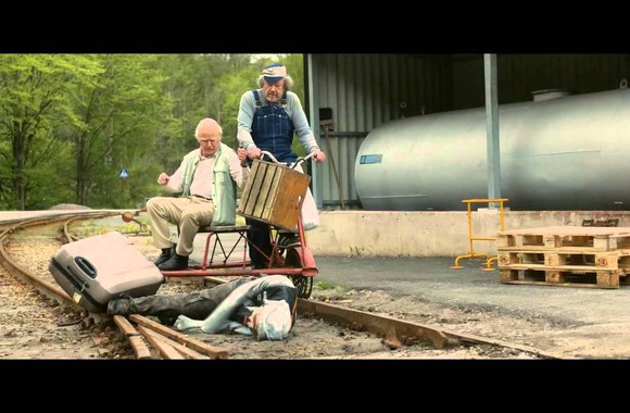 VIDEO kadras: Filmo „Šimtametis, kuris išlipo pro langą ir dingo“ anonsas