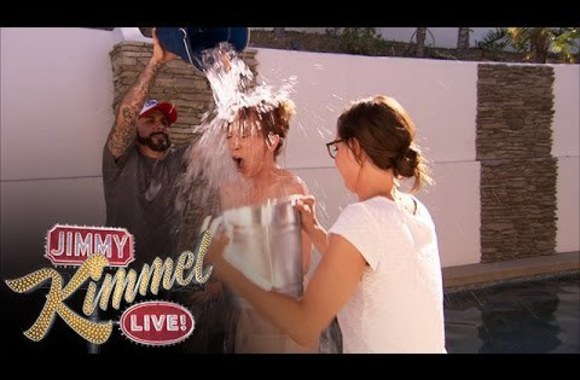 VIDEO kadras: Kathy Griffin\'s NUDE ALS Ice Bucket Challenge