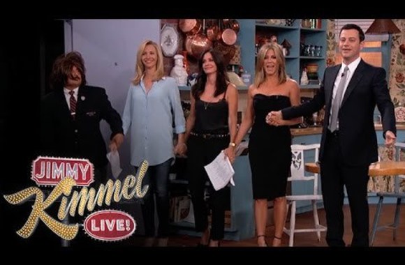 VIDEO kadras: Jennifer Aniston, Courteney Cox, Lisa Kudrow ir Jimmy Kimmel seriale „Draugai“
