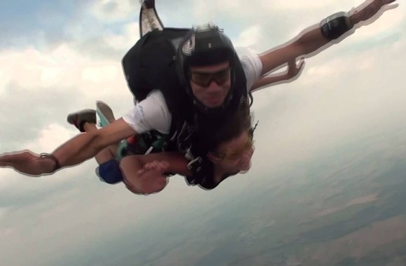 VIDEO kadras: Netradicinės piršlybos: Eduardas pasipiršo Gintarei iškart po šuolio parašiutu iš 3 km aukščio