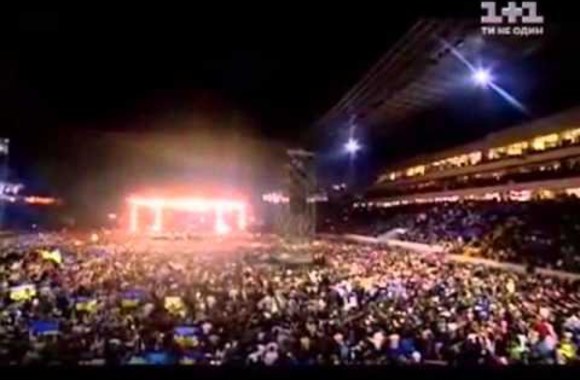 VIDEO kadras: Гимн Украины в исполнении 40 тысячной толпе фанатов группы Океан Эльзы