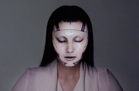 VIDEO kadras: OMOTE / REAL-TIME FACE TRACKING & PROJECTION MAPPING.