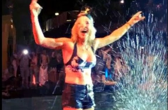 VIDEO kadras: Ellie Goulding takes on the Ice Bucket Challenge for ALS