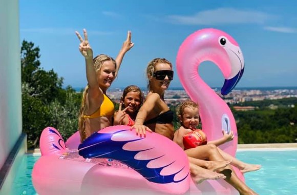 Edita Gozzoli su šeima mėgaujasi baseino malonumais Italijoje/Asmeninio albumo nuotr.