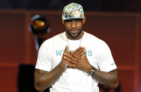 LeBronas Jamesas švenčia 29-ąjį gimtadienį