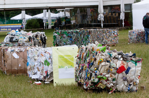 Garsūs menininkai skatino žmones rūšiuoti atliekas