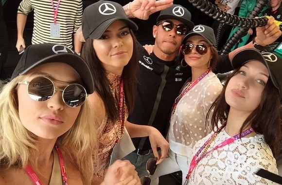 Gigi Hadid, Kendall Jenner, Lewisas Hamiltonas, Hailey Baldwin ir Bella Hadid