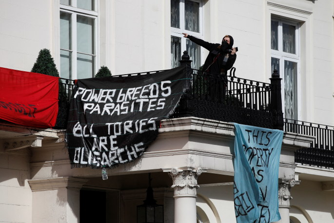 Londone protestuotojai užėmė su Olegu Deripaska susijusį namą / Scanpix nuotr.